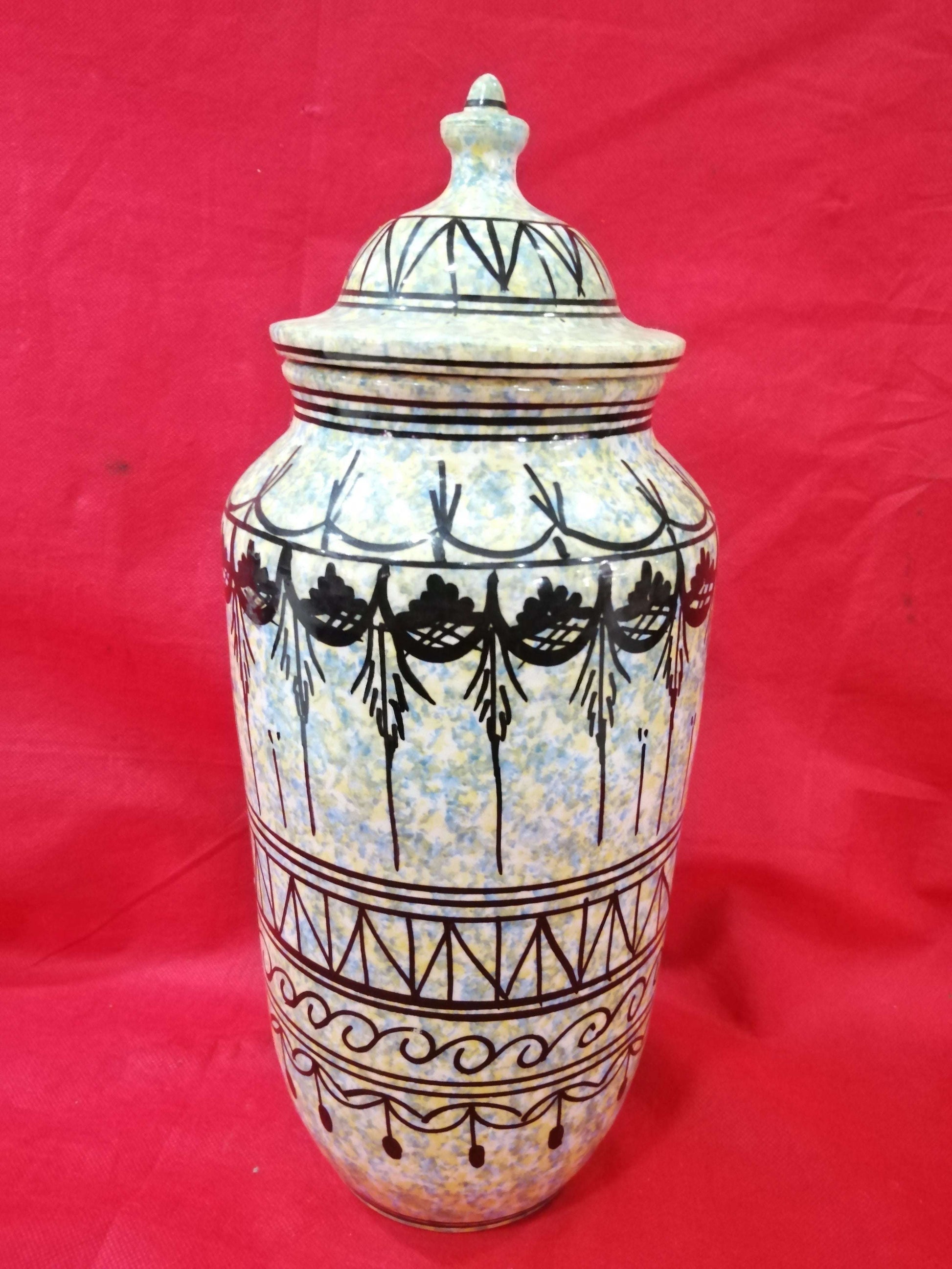 Tibor de cerámica pintado a mano con diseño artesanal en negro sobre fondo moteado, ideal para decoración de interiores de calidad superior.