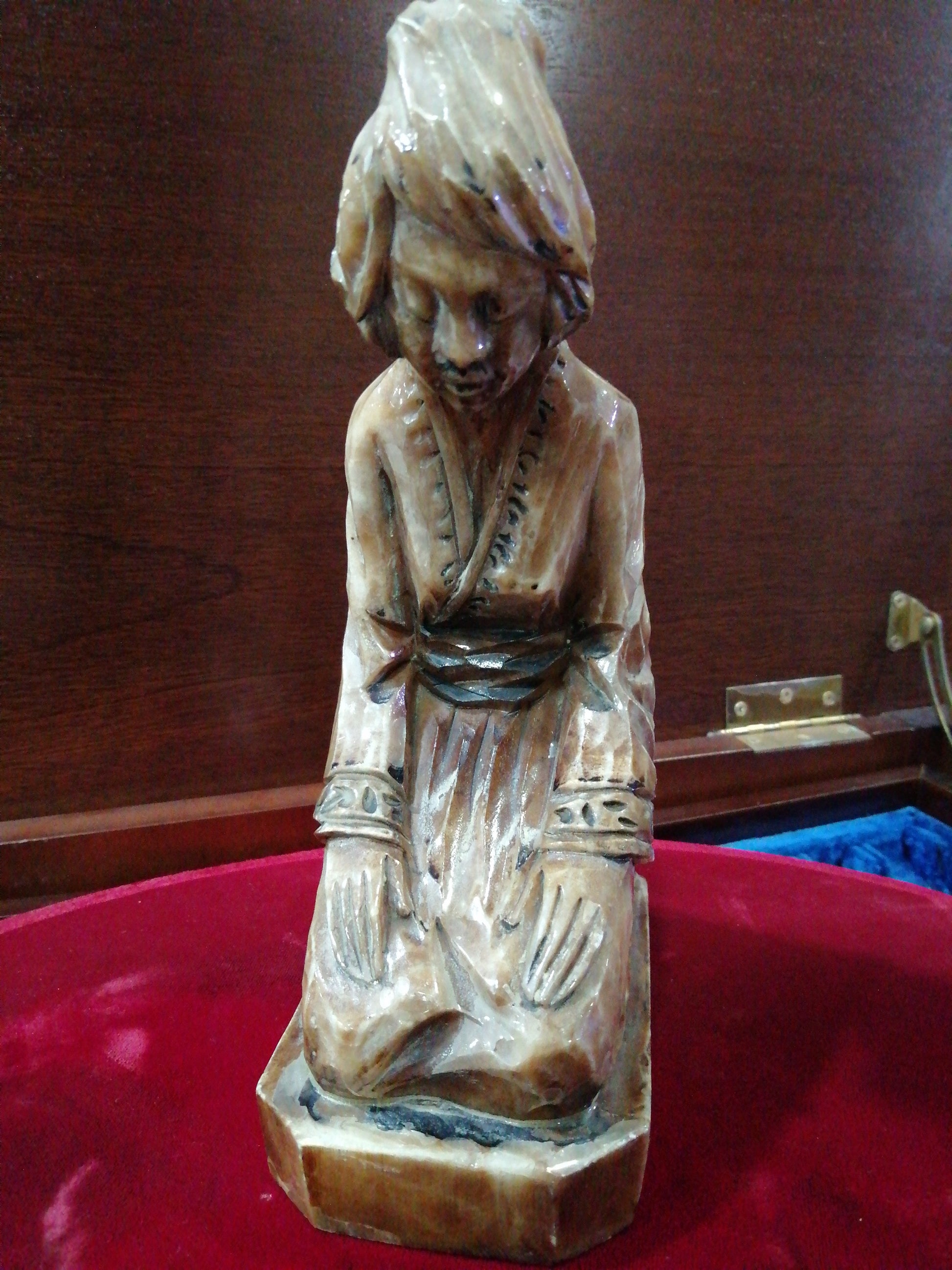 Figura de Geisha en mármol crema tallada a mano, con detalles orientales, ideal para decoración elegante en interiores.