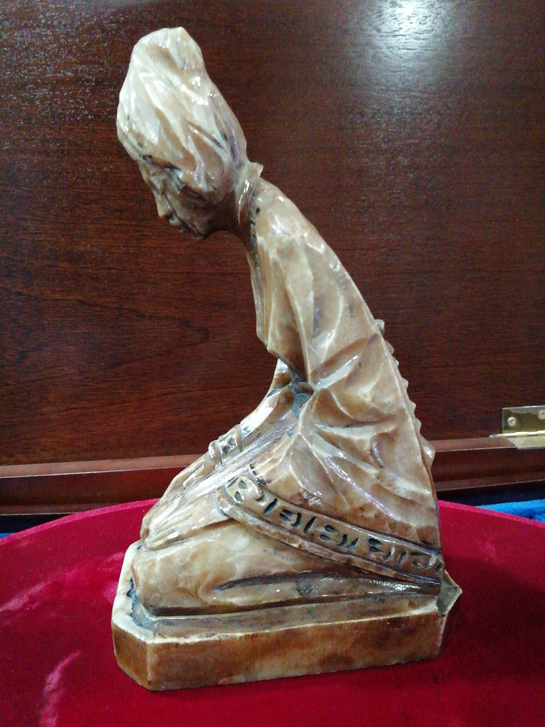 Figura de Geisha en mármol crema tallada a mano, con detalles orientales, ideal para decoración elegante en interiores.