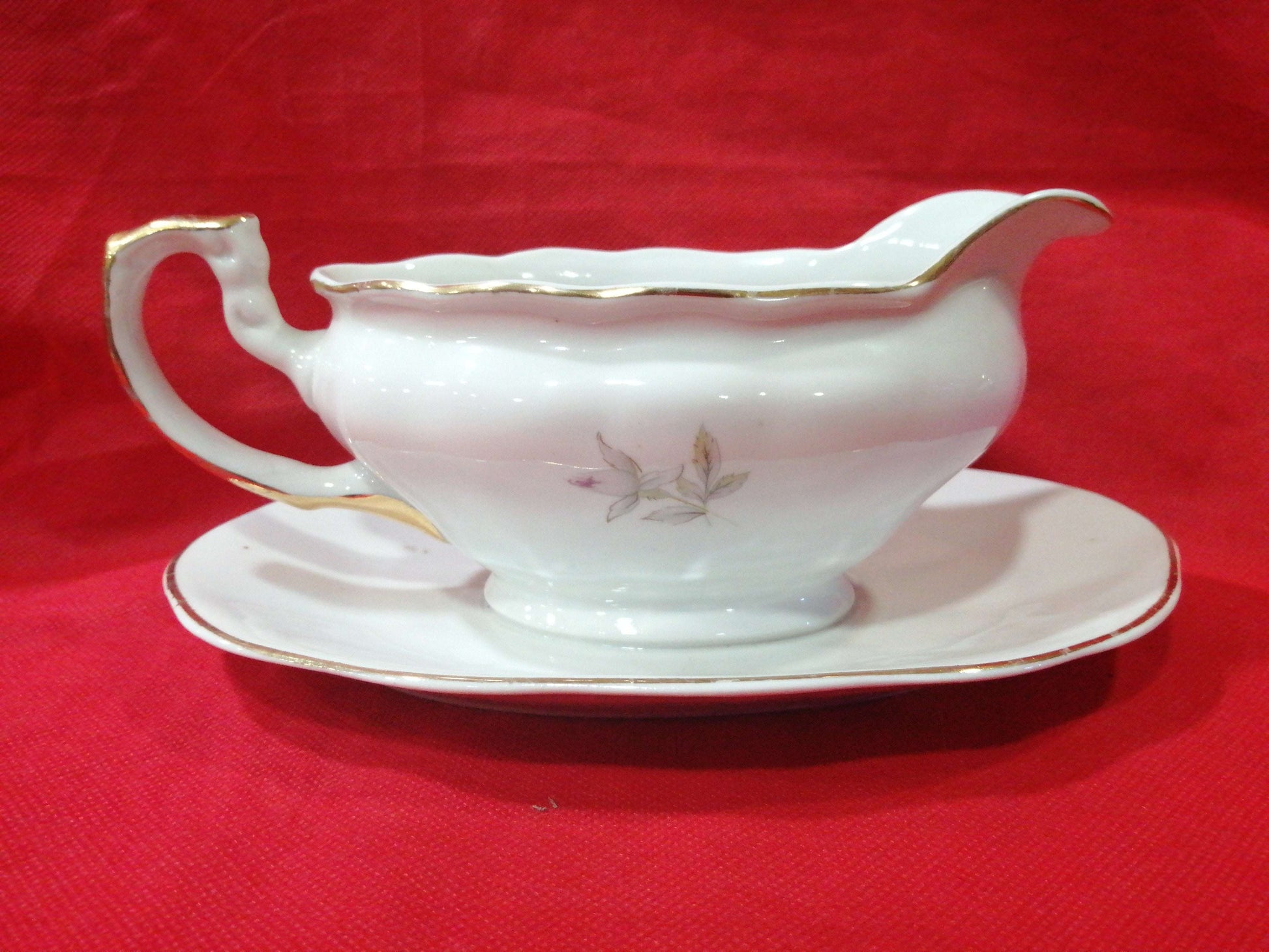 Salsera de porcelana Royal Gijón de alta calidad, impecable, con borde dorado y diseño floral, ideal para decoración vintage en el hogar.