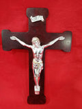 Crucifijo de madera, símbolo de fe y tradición - Calidad Excelente, con figura metálica de Cristo sobre fondo rojo. Ideal para decoración religiosa.