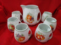 Juego de jarra y jarritas de porcelana Sanbo de alta calidad con diseño de frutas sobre fondo blanco, ideal para decoración clásica del hogar.