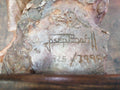Detalle de la base de escultura Maternidad en Resina Firmada, Alta Calidad, con firma visible y numeración 725/3999 en relieve.