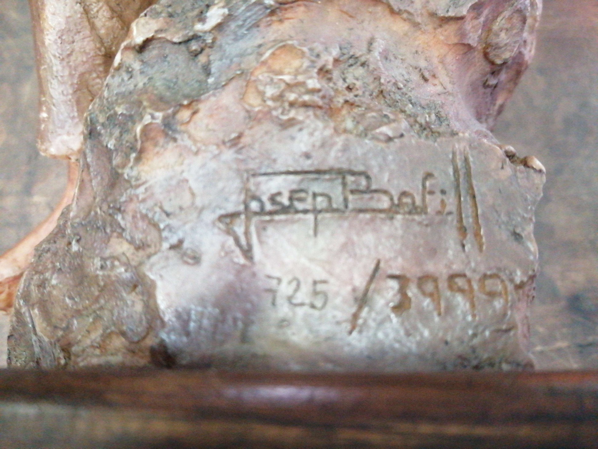 Detalle de la base de escultura Maternidad en Resina Firmada, Alta Calidad, con firma visible y numeración 725/3999 en relieve.
