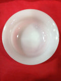 Cuenco de opalina blanca sobre fondo rojo, pieza decorativa antigua de 15,5 x 6,5 cm ideal para el hogar. Elegancia y calidad en un solo producto.