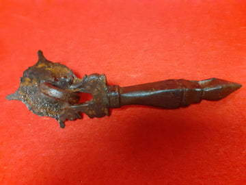 Aldaba Llamador de Puerta S. XVIII de hierro forjado sobre fondo rojo, diseño clásico con detalles ornamentales. Ideal para decoración de puertas rústicas.