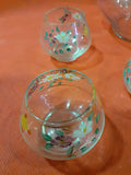 Vasitos de cristal pintados a mano con flores coloridas, parte del set de botella licorera pintada a mano con 5 vasitos de cristal.