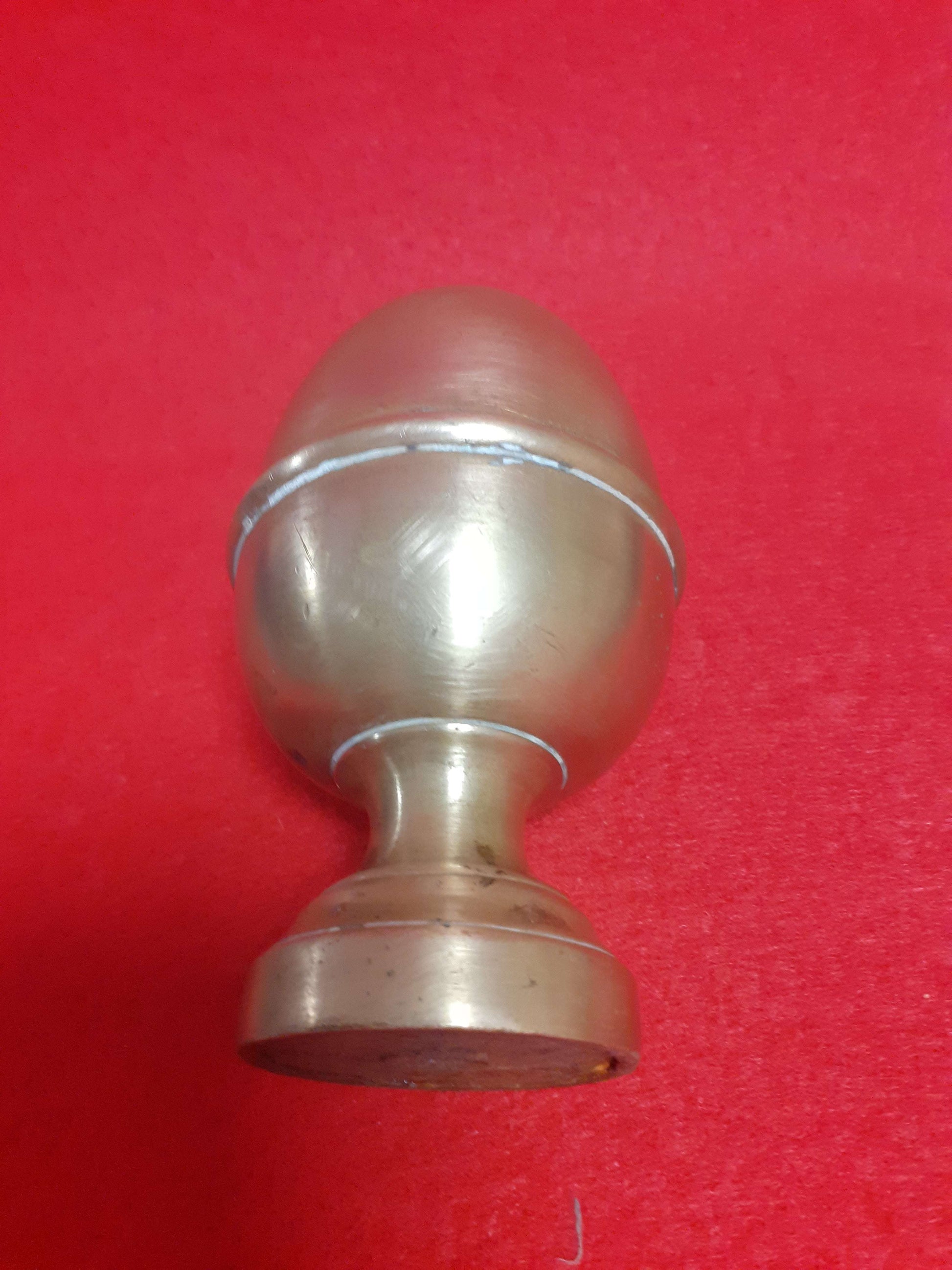 Remate de piña de metal antiguo en acabado dorado, ideal para decoración de balcones y escaleras clásicas. Diseño elegante y resistente.