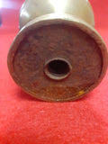 Base oxidada de piña de metal antigua para remate de balcón o escalera, ideal para decoración clásica en exteriores.