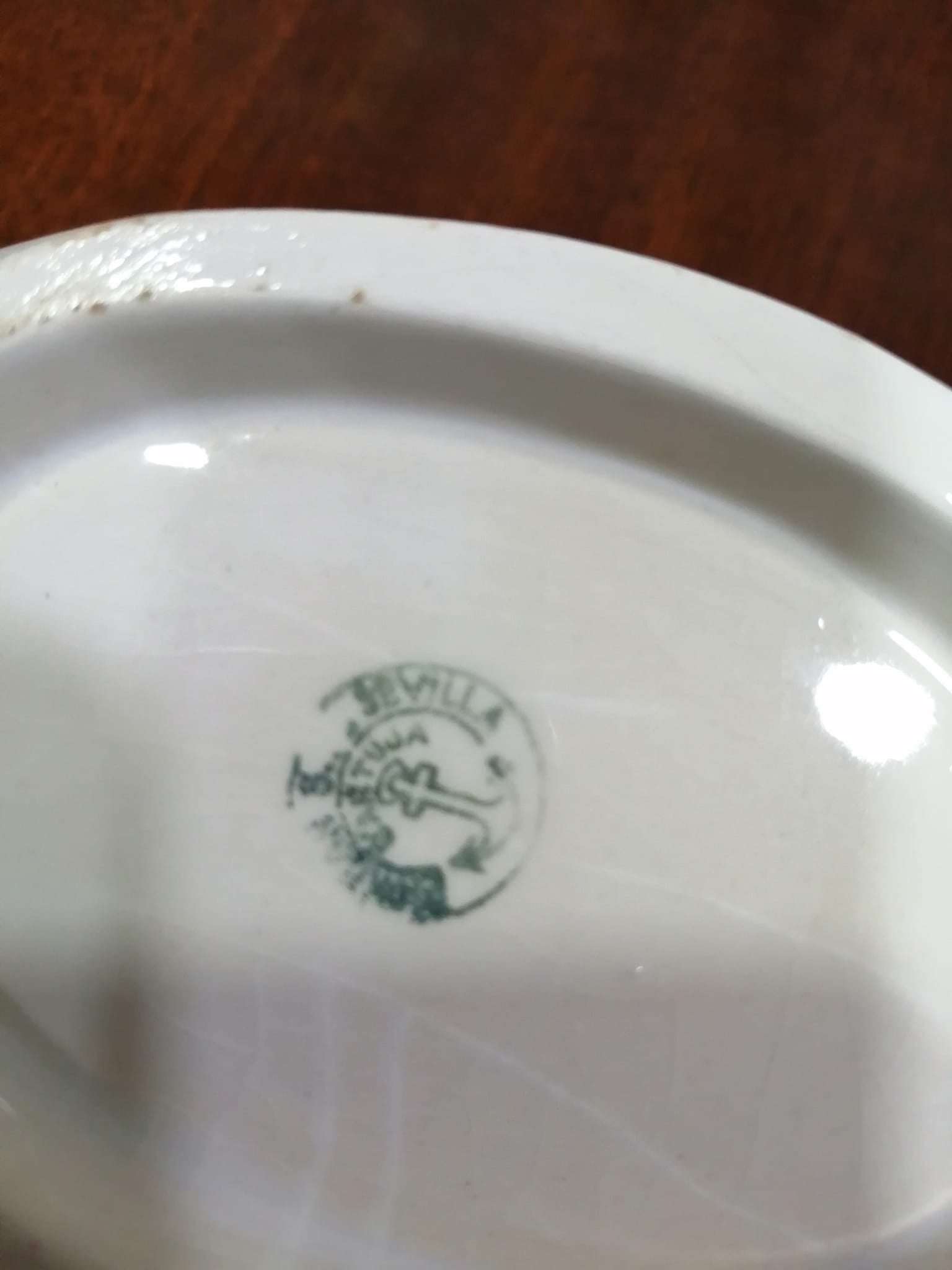 Sello inferior de la Salsera Pickman con bandeja de porcelana, diseño elegante y clásico, marca Pickman Sevilla visible en cerámica antigua.