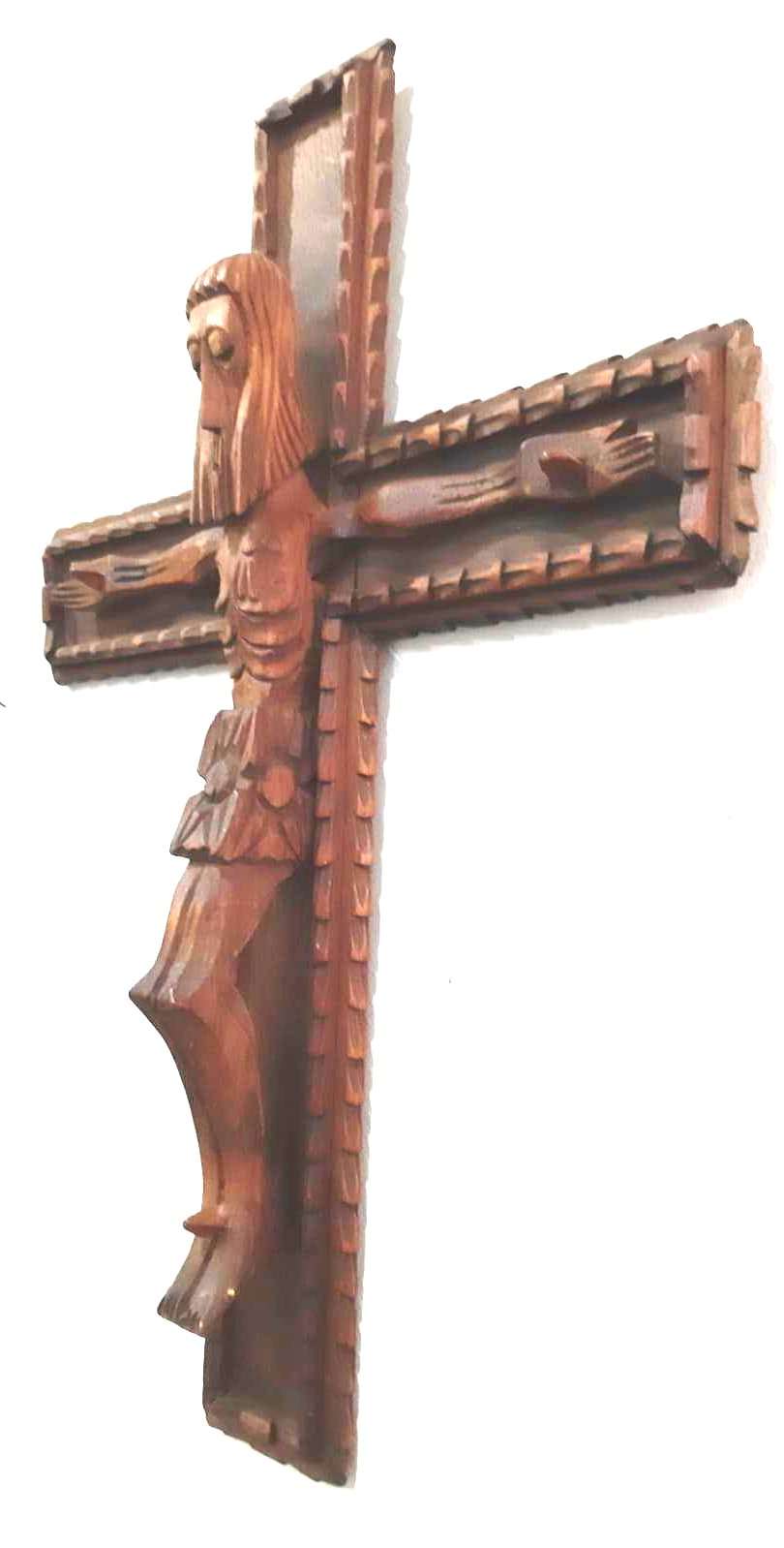 Crucifijo de madera tallada de alta calidad con diseño artesanal detallado, ideal para decoración religiosa en el hogar o capillas.