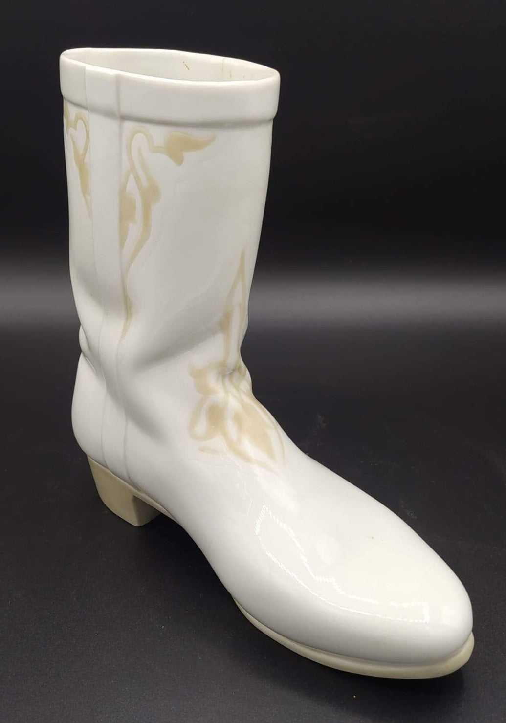 Figura decorativa de bota campera Lladró en porcelana blanca con acabados suaves y diseño clásico, perfecta para el hogar o colección vintage.