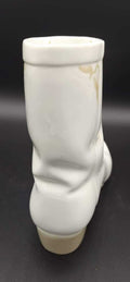 Vista trasera de la figura de porcelana Lladró en forma de bota campera, con pliegues realistas y acabado brillante de alta calidad.