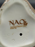 Sello inferior de la figura de porcelana Lladró 'Chica con gorro', marca NAO hecha en España por Lladró, autenticidad para decoración de colección.