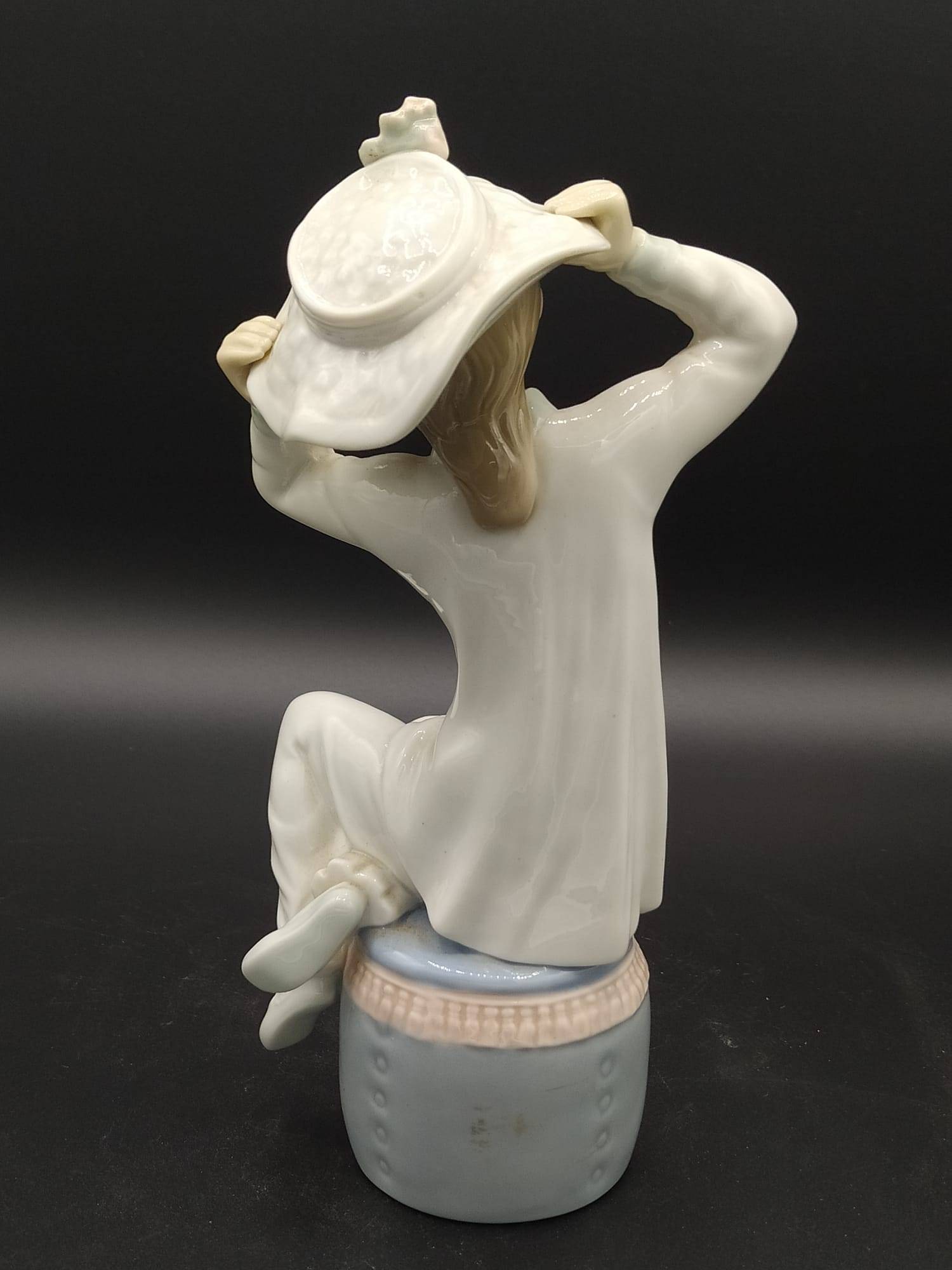 Parte posterior de la figura Lladró 'Chica con gorro', con detalles suaves en porcelana brillante, ideal para ambientes decorativos refinados.