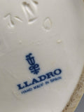 Sello original Lladro en la base de la figura Pequeño Jardinero, hecho a mano en España, autenticidad garantizada para coleccionistas de porcelana.