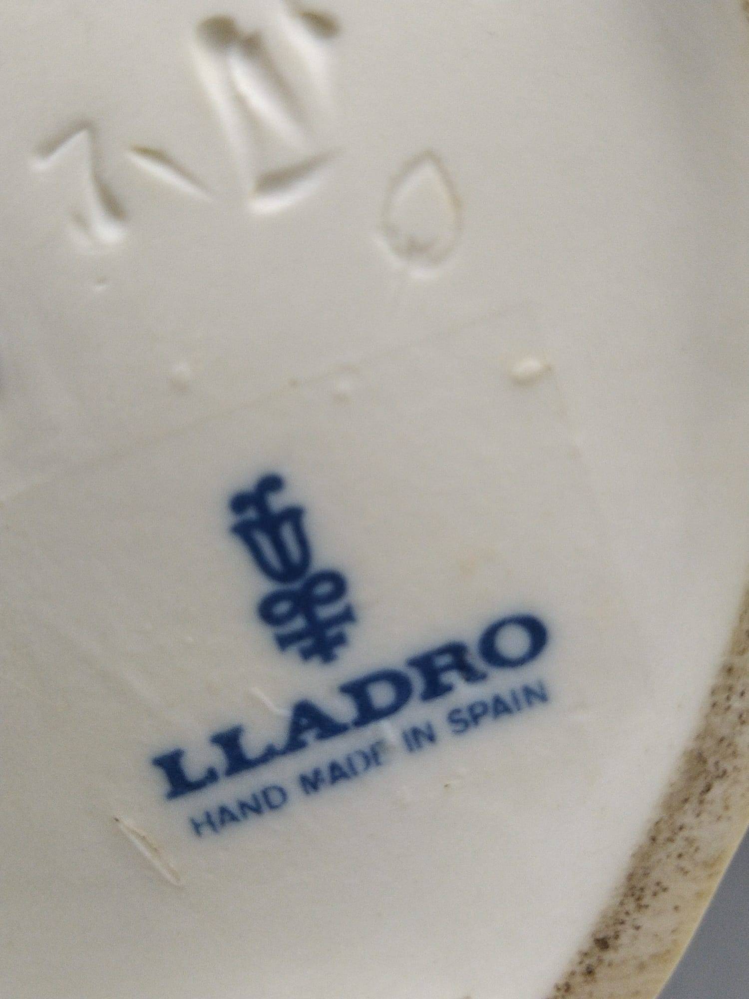 Sello original Lladro en la base de la figura Pequeño Jardinero, hecho a mano en España, autenticidad garantizada para coleccionistas de porcelana.