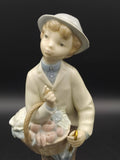 Primer plano de la figura Lladro Pequeño Jardinero, porcelana esmaltada con expresión detallada y acabado fino, decoración vintage de los años 70.