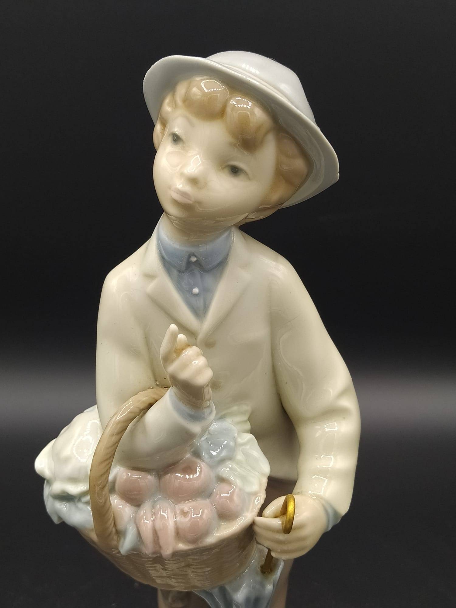 Primer plano de la figura Lladro Pequeño Jardinero, porcelana esmaltada con expresión detallada y acabado fino, decoración vintage de los años 70.