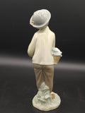 Vista trasera de la figura Lladro Pequeño Jardinero, porcelana clásica con acabado brillante, ideal para decoración de interiores estilo vintage.
