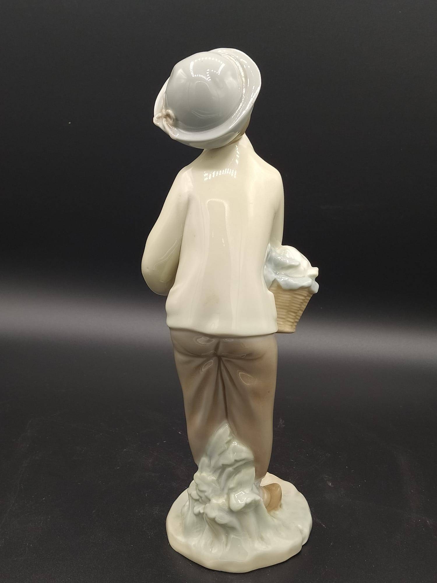 Vista trasera de la figura Lladro Pequeño Jardinero, porcelana clásica con acabado brillante, ideal para decoración de interiores estilo vintage.