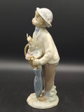 Decoración vintage Lladro Pequeño Jardinero, figura de porcelana de los años 70 con detalles delicados, ideal para coleccionistas de arte clásico.