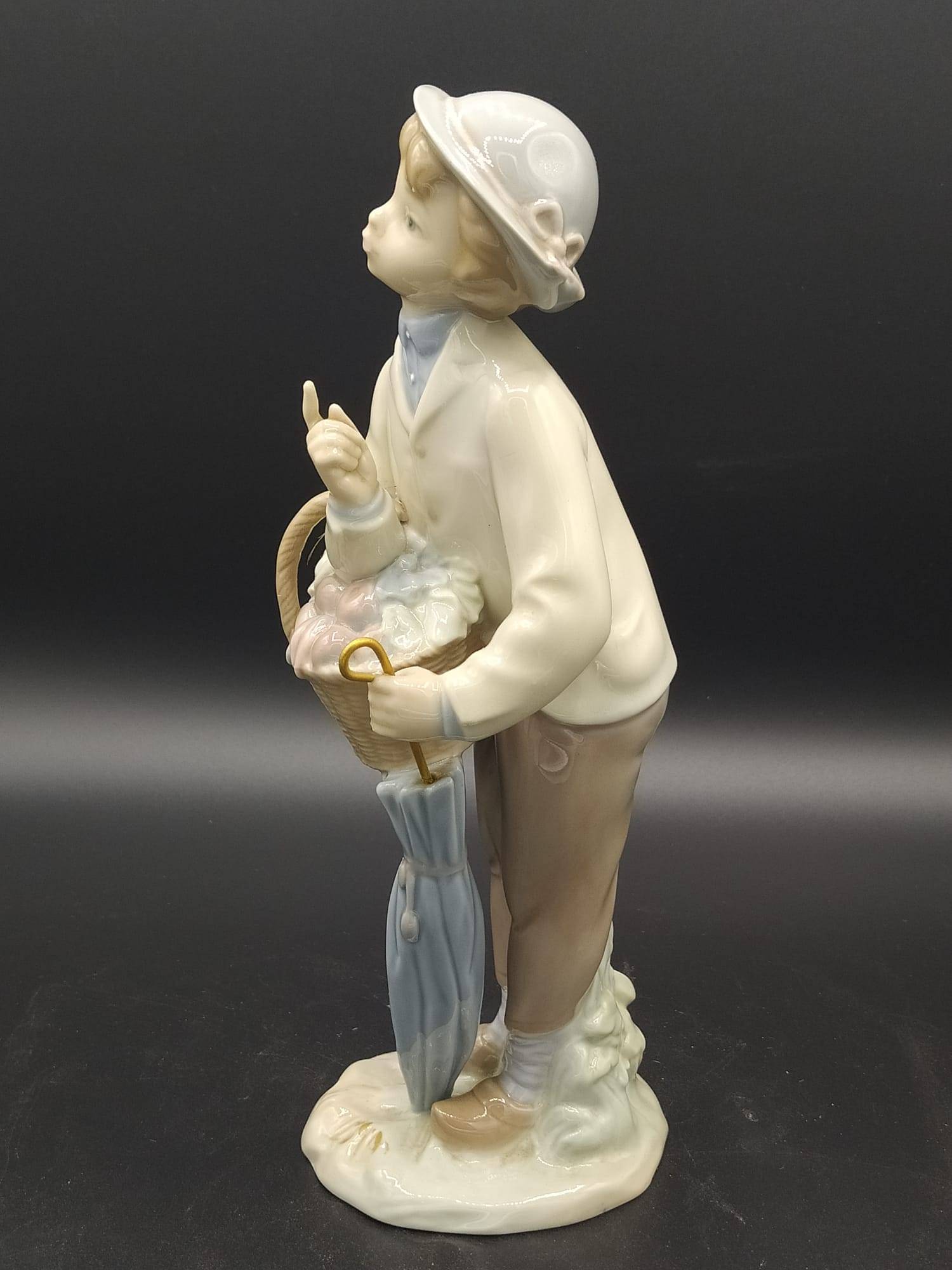 Decoración vintage Lladro Pequeño Jardinero, figura de porcelana de los años 70 con detalles delicados, ideal para coleccionistas de arte clásico.