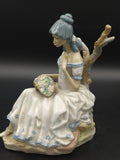 Figura de Porcelana Mujer - Casades vista lateral mostrando detalles finos en el vestido y flores en el regazo, perfecta para coleccionistas.