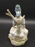 Parte trasera de la figura de porcelana Casades Mujer con Flores, mostrando respaldo en forma de rama y peinado detallado, decoración clásica.