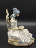 Vista lateral derecha de la figura de porcelana Mujer con Flores de Casades, con acabado brillante y diseño floral en porcelana de alta calidad.