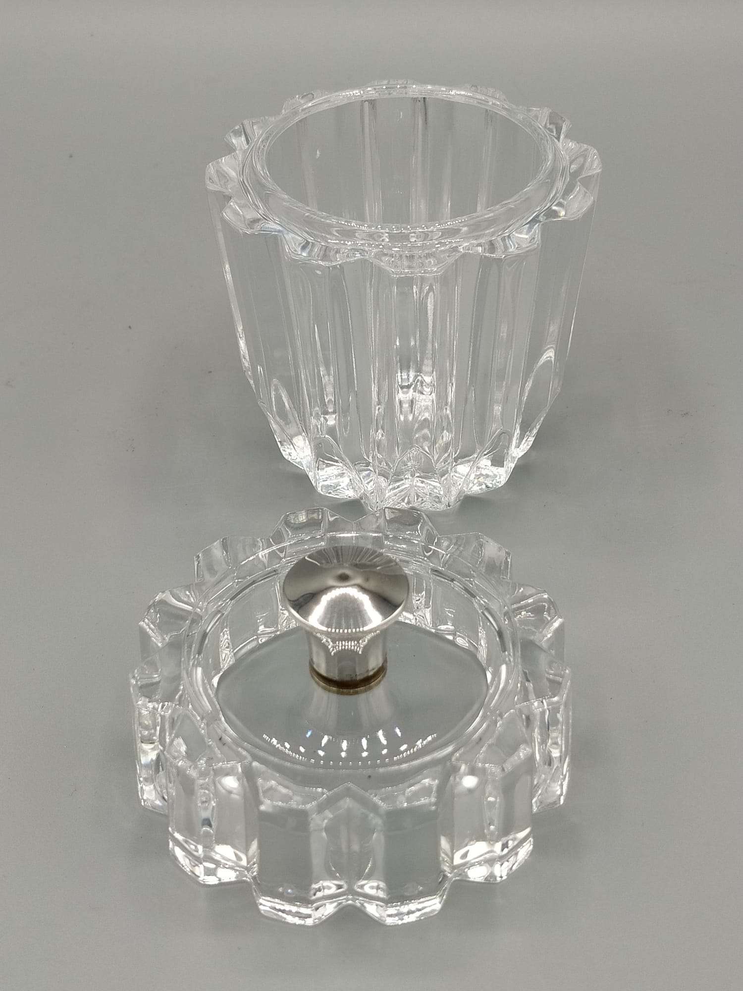 Tarro de tocador de cristal y alpaca: lujo y elegancia vintage con tapa decorativa. Ideal para decoración refinada en el hogar o baño.