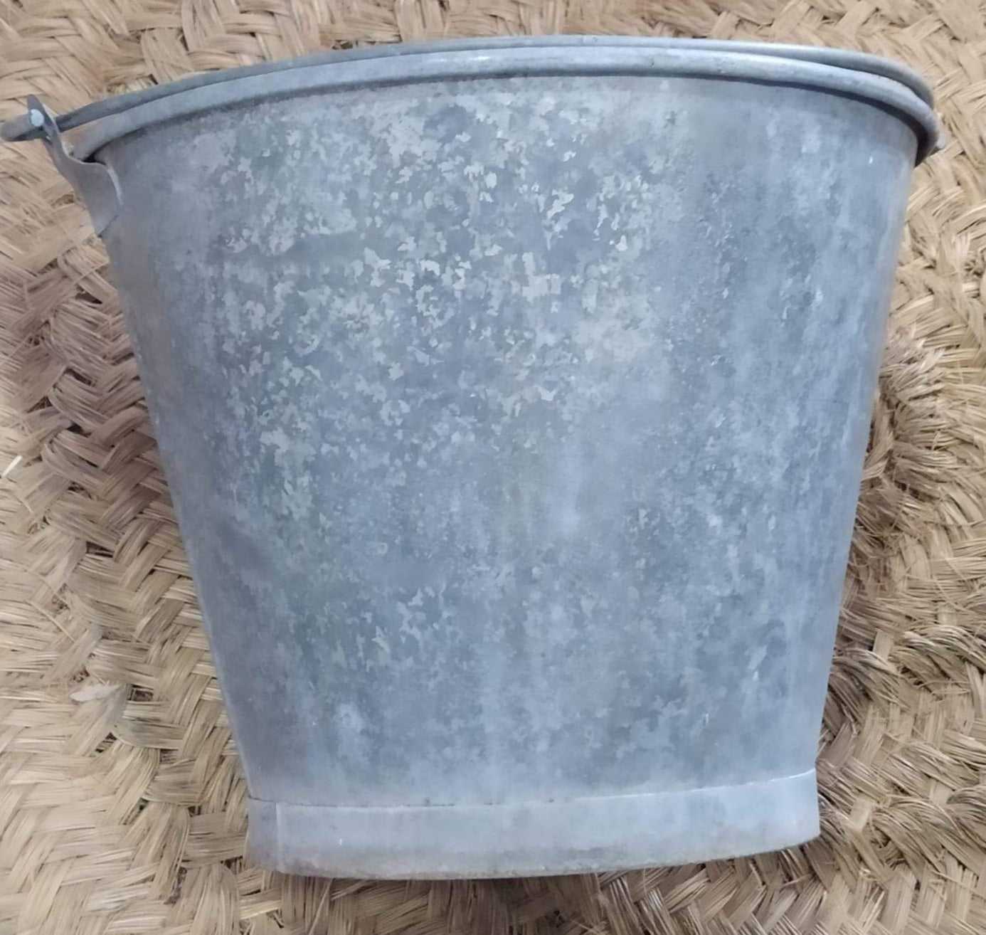 Cubo de zinc antiguo de calidad superior con acabado envejecido, ideal para decoración rústica en interiores o jardines. Estilo industrial auténtico.