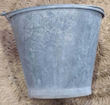 Cubo de zinc antiguo de calidad superior con acabado envejecido, ideal para decoración rústica en interiores o jardines. Estilo industrial auténtico.