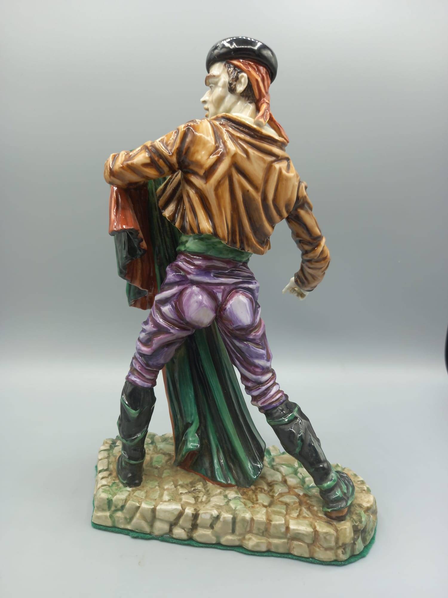 Vista trasera de la figura Torero Algora en porcelana, destacando el trabajo artesanal en el traje tradicional y la postura taurina.