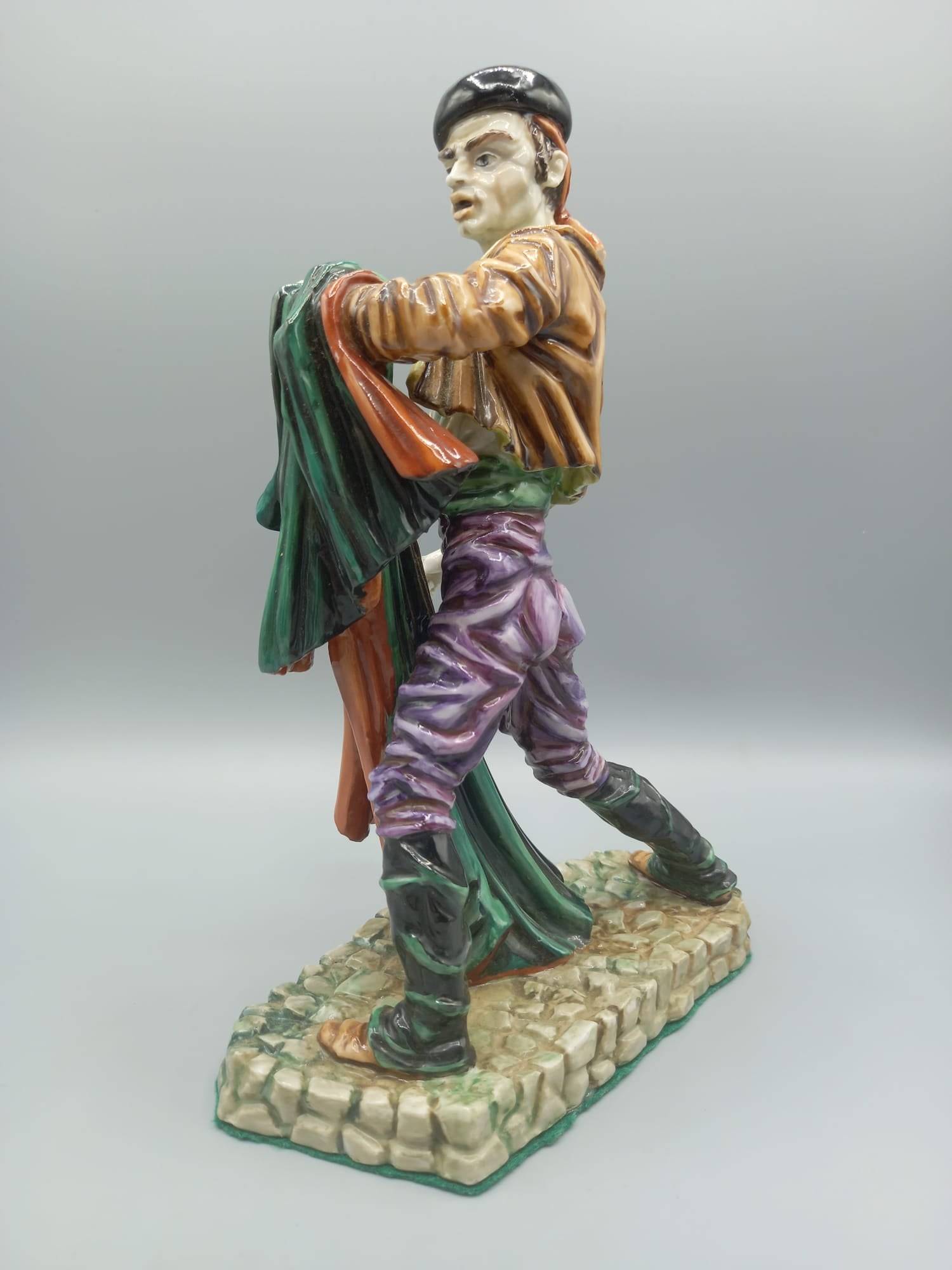 Escultura decorativa de Torero Algora en porcelana, mostrando detalles realistas del bandolero goyesco. Pieza de colección para el hogar.