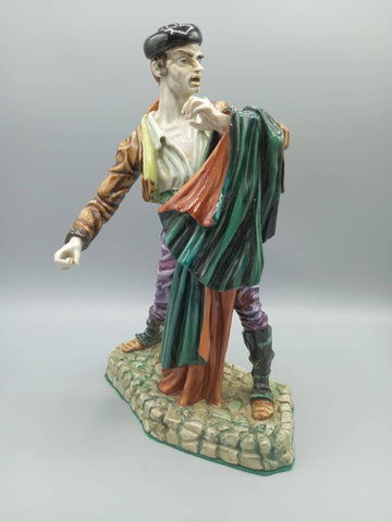 Figura de porcelana Torero Algora en pose dinámica, con traje goyesco y capa multicolor. Artesanía española ideal para decoración elegante.