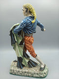 Figura decorativa Bandolero Porcelana - Algora Torero vista lateral, con pañuelo amarillo y capa verde-negra, ideal para decoración cultural.