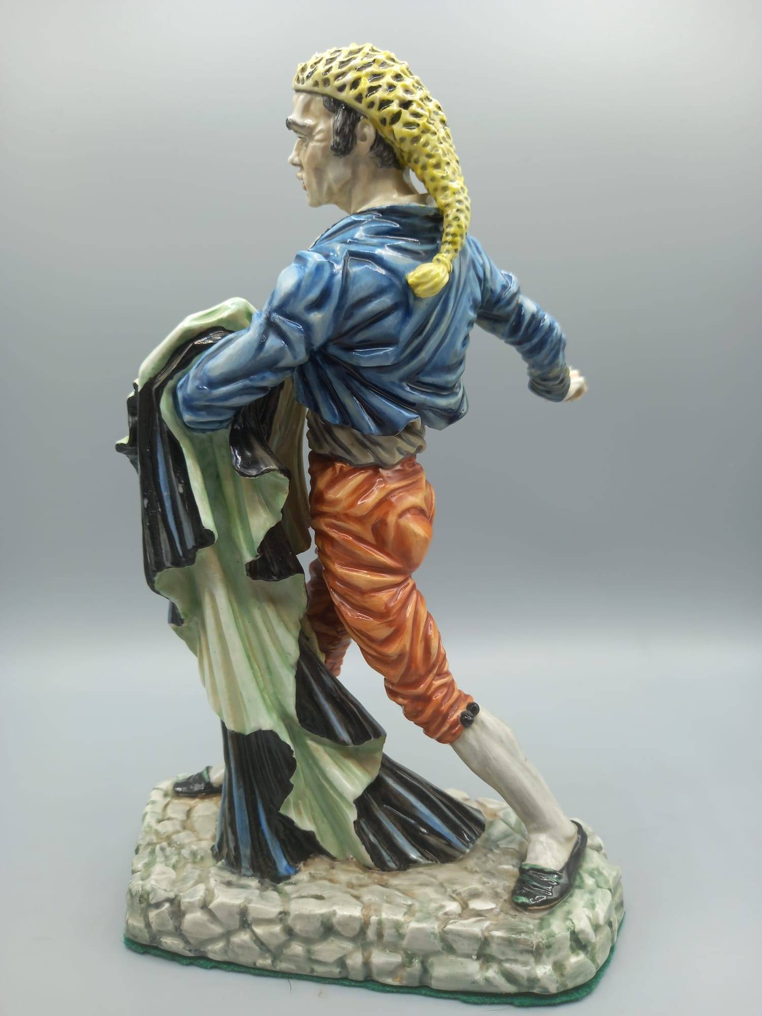 Figura decorativa Bandolero Porcelana - Algora Torero vista lateral, con pañuelo amarillo y capa verde-negra, ideal para decoración cultural.