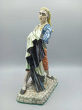 Escultura de porcelana Bandolero, Torero Goyesco de Algora mostrando detalles artesanales en el rostro y capa bicolor, estilo tradicional español.