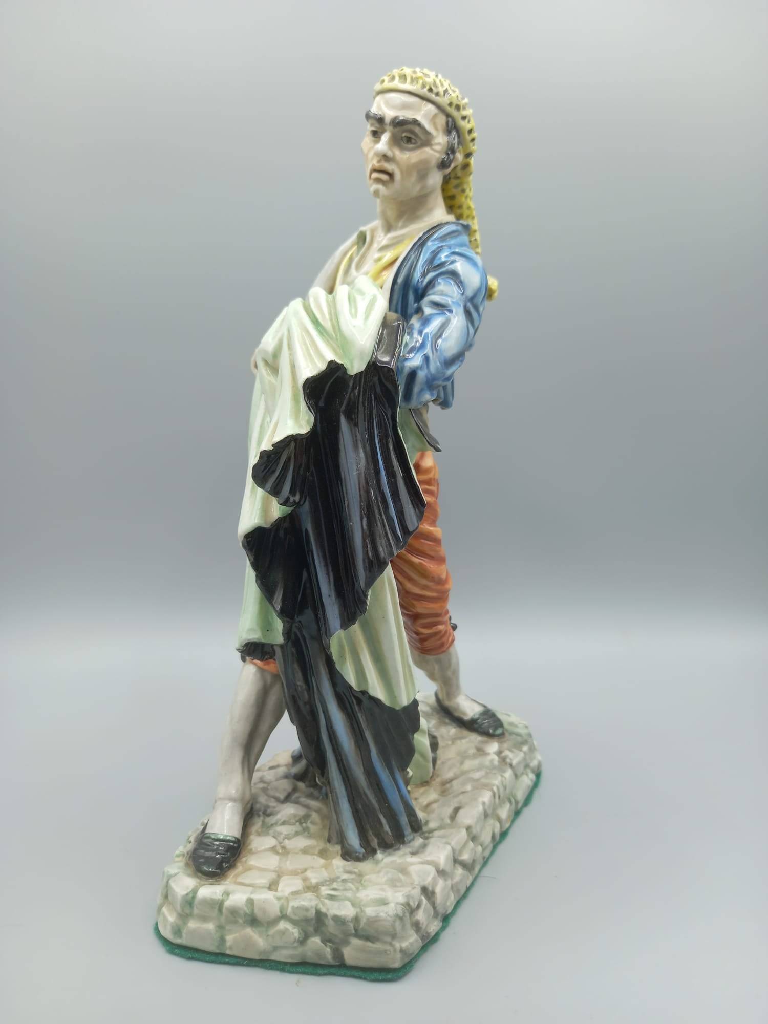 Escultura de porcelana Bandolero, Torero Goyesco de Algora mostrando detalles artesanales en el rostro y capa bicolor, estilo tradicional español.