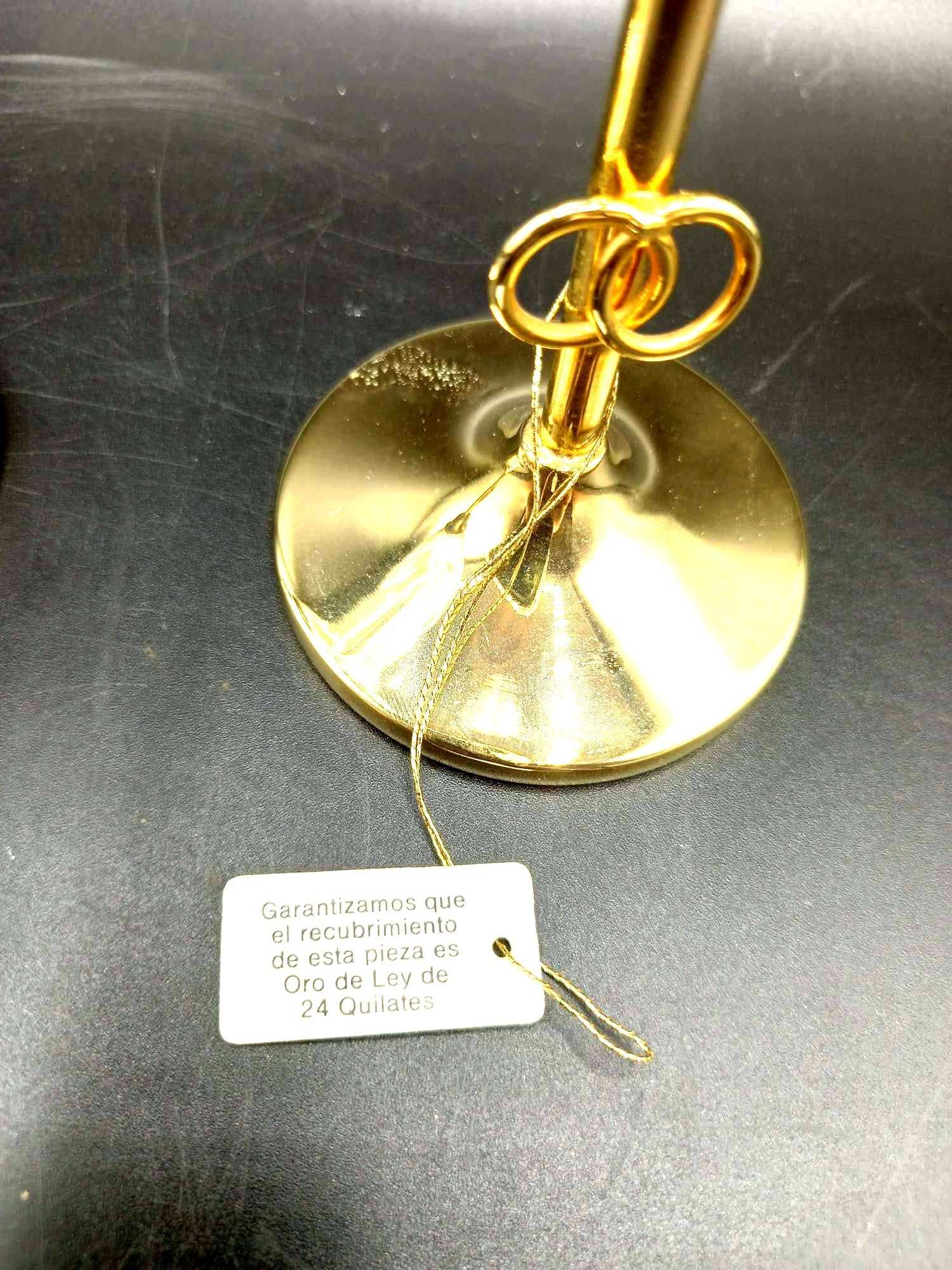 Base dorada de copa de champán de cristal tallado con recubrimiento de oro de 24K, ideal para decoración elegante en celebraciones.
