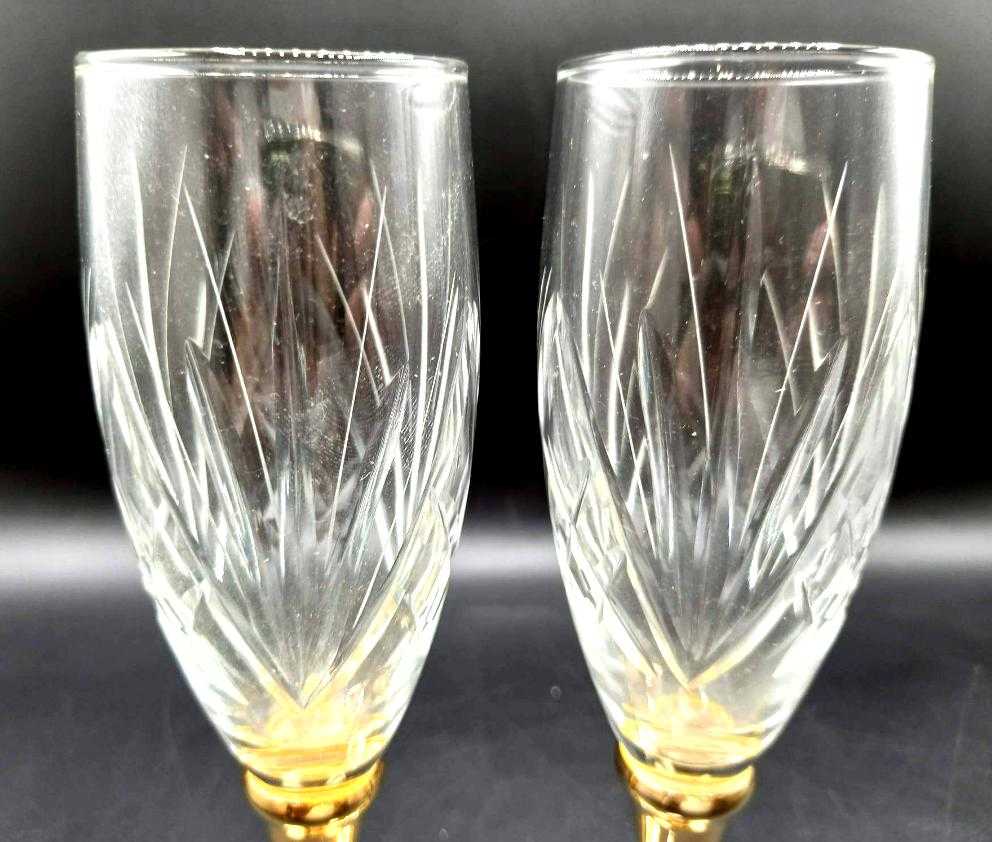 Copas de Champan de Cristal Tallado con Oro de 24K con diseño elegante y base dorada, ideales para decoración de bodas y celebraciones especiales.