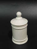 Tarro de porcelana antiguo con tapa esférica, ideal para decoración vintage en cocina o baño. Producto de excelente calidad en color blanco.