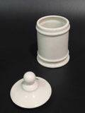 Tarro de porcelana antiguo sin tapa, mostrando su interior. Perfecto para estilo decorativo vintage en espacios del hogar.