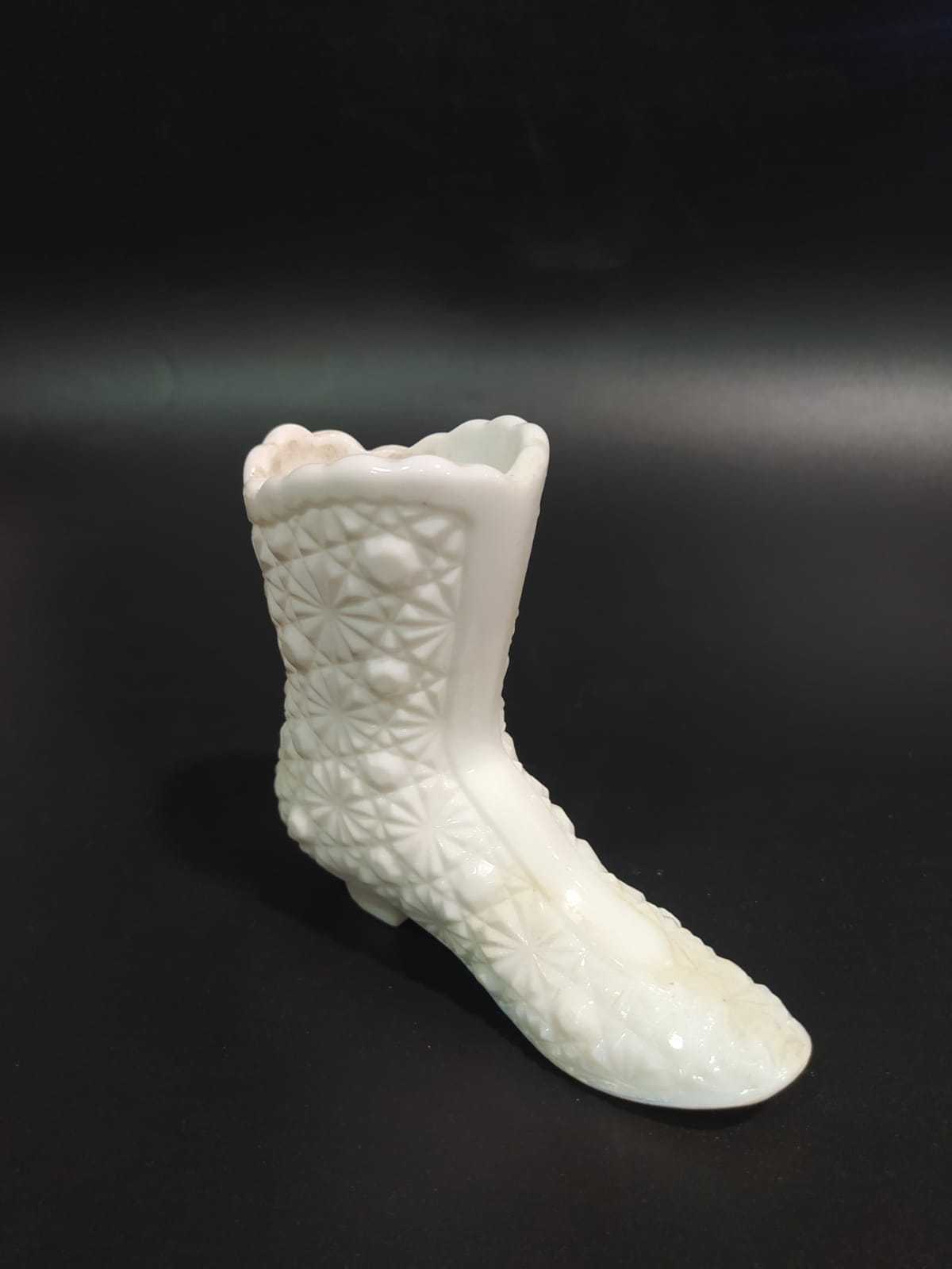 Bota decorativa de opalina blanca con textura floral detallada, pieza única de alta calidad para decoración sofisticada de interiores.