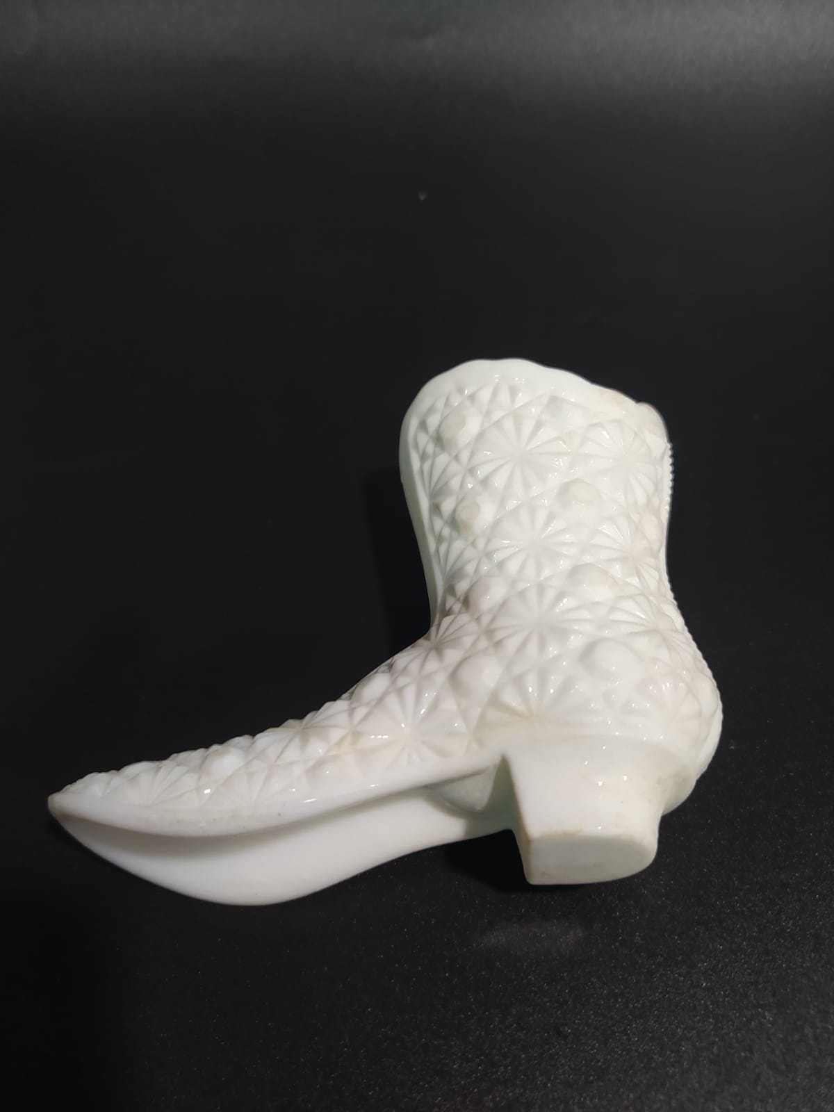 Decoración de Bota de Opalina Blanca con diseño floral en relieve, estilo antiguo y acabado brillante, perfecta para espacios elegantes.