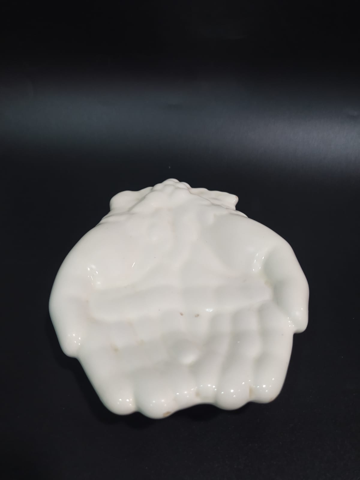 Jabonera en cerámica con diseño de manos blancas, estilo artesanal y acabado brillante. Ideal para decoración de baño o cocina con calidad única.