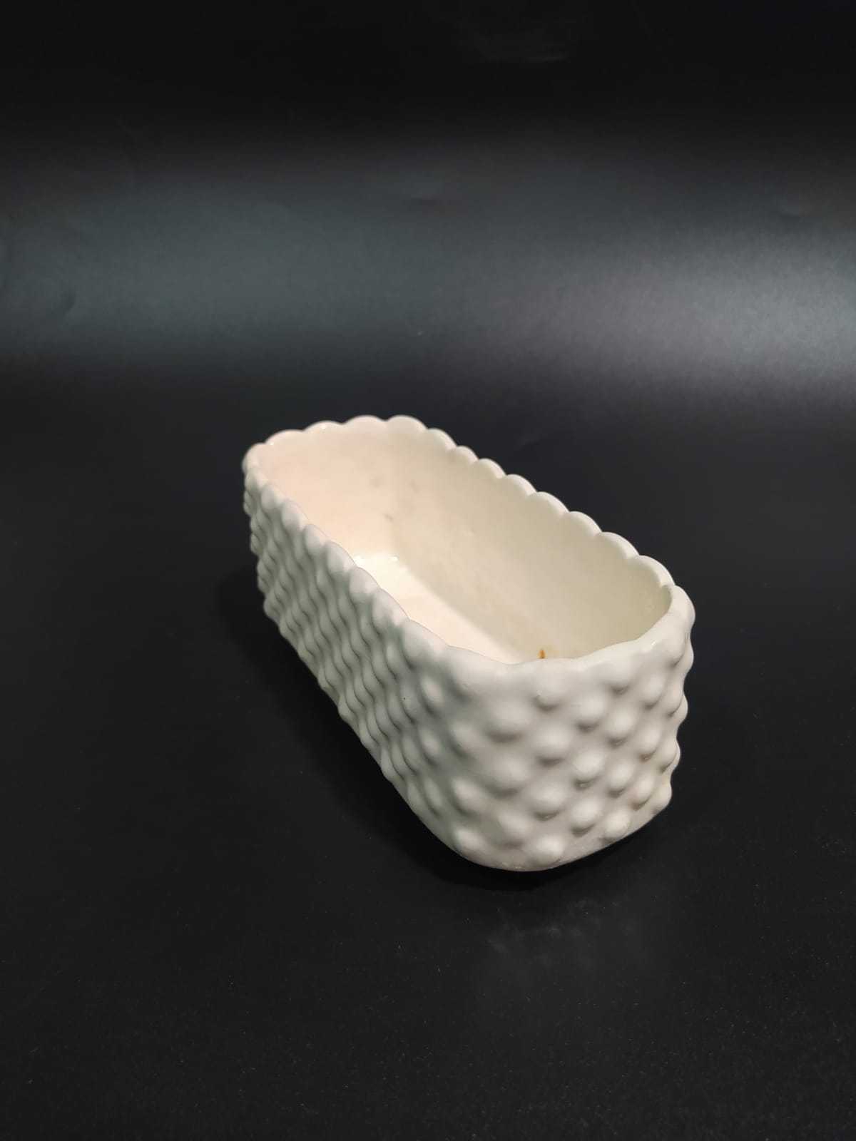 Bandeja de tocador de opalina blanca con textura de época, ideal para decoración vintage en el hogar. Excelente calidad artesanal y diseño elegante.