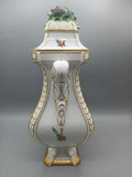 Jarrón de porcelana pintado con detalle floral, calidad superior, con tapa decorada con flores en relieve y bordes dorados, estilo antiguo.