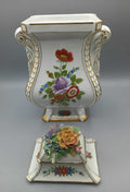 Jarrón de porcelana pintado con detalle floral, calidad superior, con tapa decorada con flores en relieve, ideal para decoración de interiores.